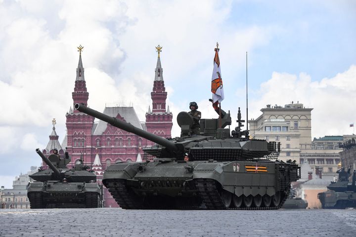 2022年5月9日、モスクワ中心部で行われた戦勝記念日の軍事パレードで、赤の広場をパレードするロシアのT-90M戦車 (Photo by ALEXANDER NEMENOV/AFP via Getty Images)