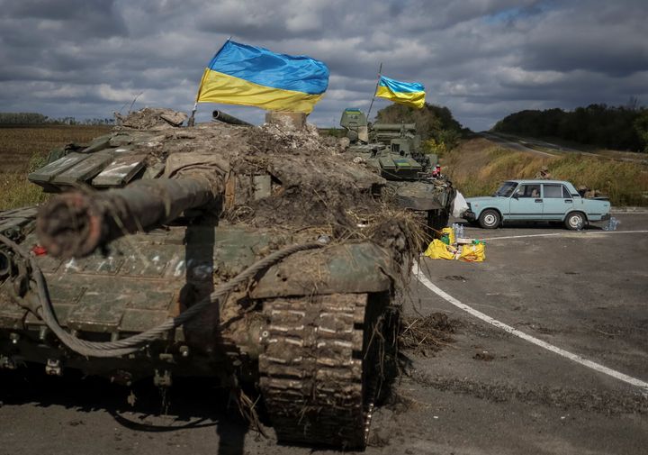 Ρωσικό τανκ που εγκαταλείφθηκε στο Χάρκοβο, φέρει πλέον τη σημαία της Ουκρανίας