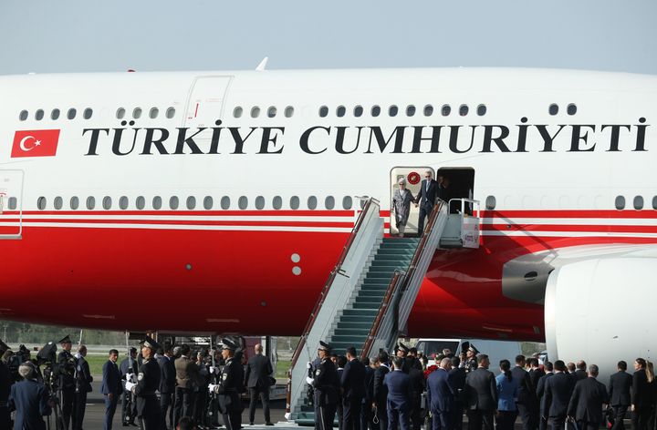 Φωτογραφία αρχείου: Ο Τούρκος πρόεδρος Ρετζέπ Ταγίπ Ερντογάν και η σύζυγός του Εμινέ Ερντογάν κατεβαίνουν από το αεροπλάνο καθώς φτάνουν στο αεροδρόμιο της Σαμαρκάνδης του Ουζμπεκιστάν στις 15 Σεπτεμβρίου 2022. (Photo by TUR Presidency/Murat Cetinmuhurdar/Anadolu Agency via Getty Images)