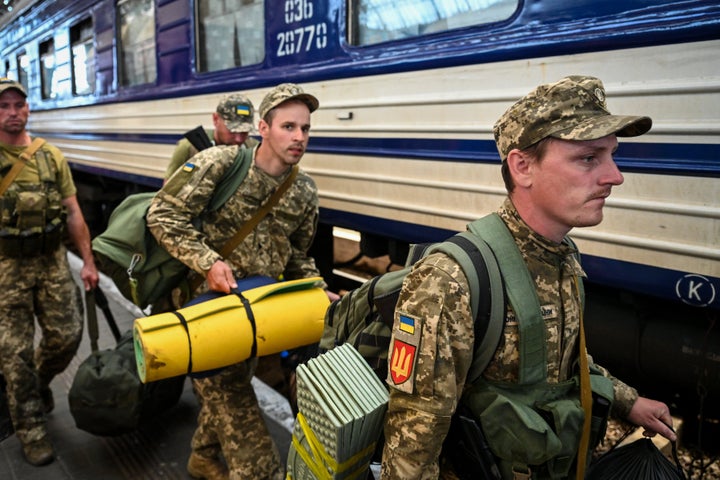 Soldados ucranianos, tomando un tren en Kiev, el pasado junio.