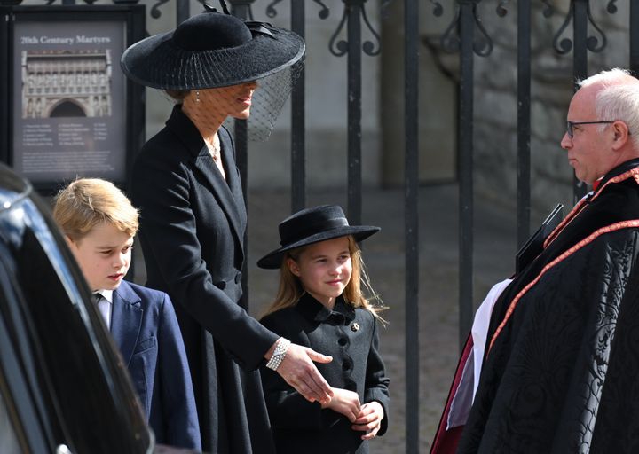 O πρίγκιπας Τζωρτζ και η πριγκίπισσα Σάρλοτ με την μητέρα τους Κέιτ Μίντλετον.