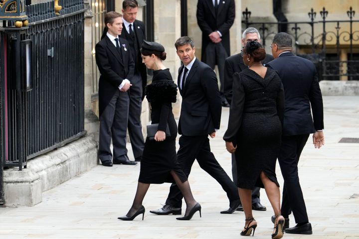 Η πρωθυπουργός της Νέας Ζηλανδίας, Τζασίντα Άρντερν, κι ο σύζυγός της, Κλαρκ Γκέιφορντ προσέρχονται στο Αβαείο του Γουεστμίνστερ. 