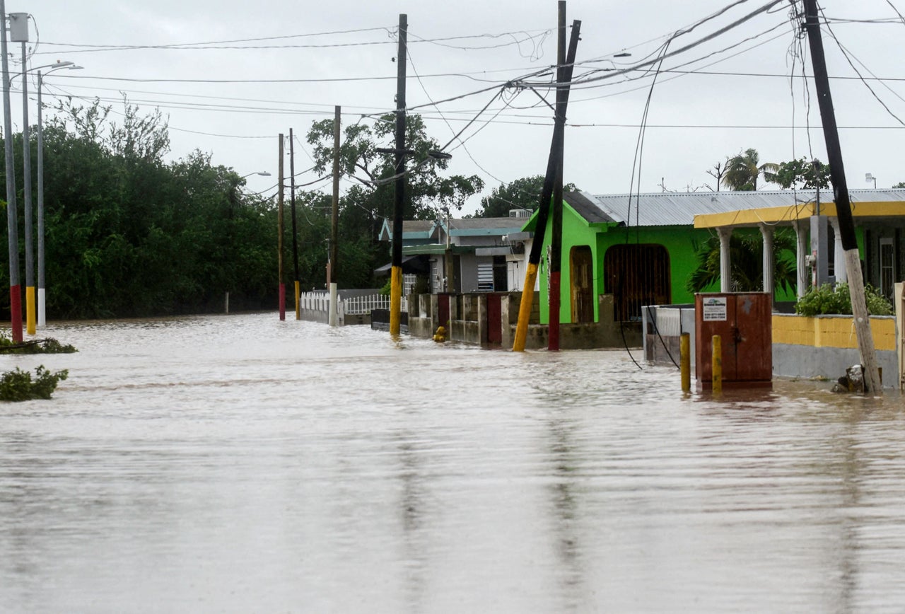 Une rue inondée est vue après le passage de l'ouragan à Salinas, Porto Rico, lundi.