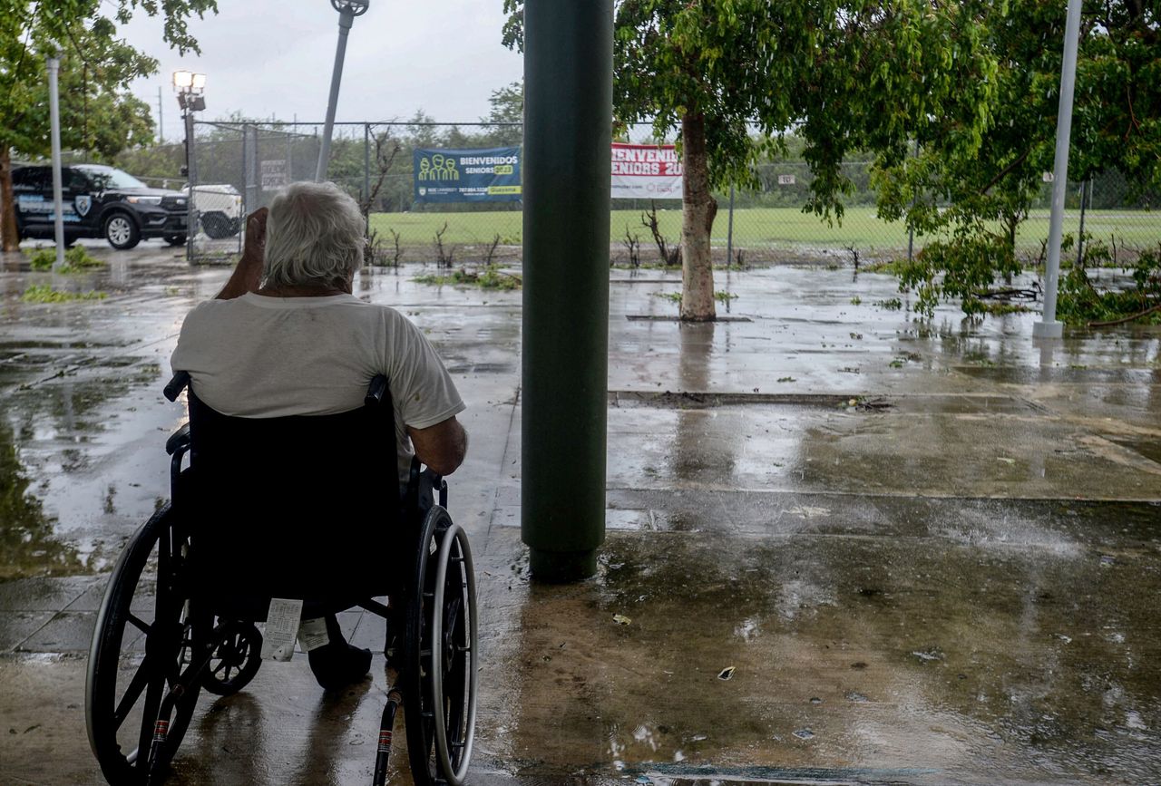 Un homme regarde une route inondée à Salinas, Porto Rico, lundi.