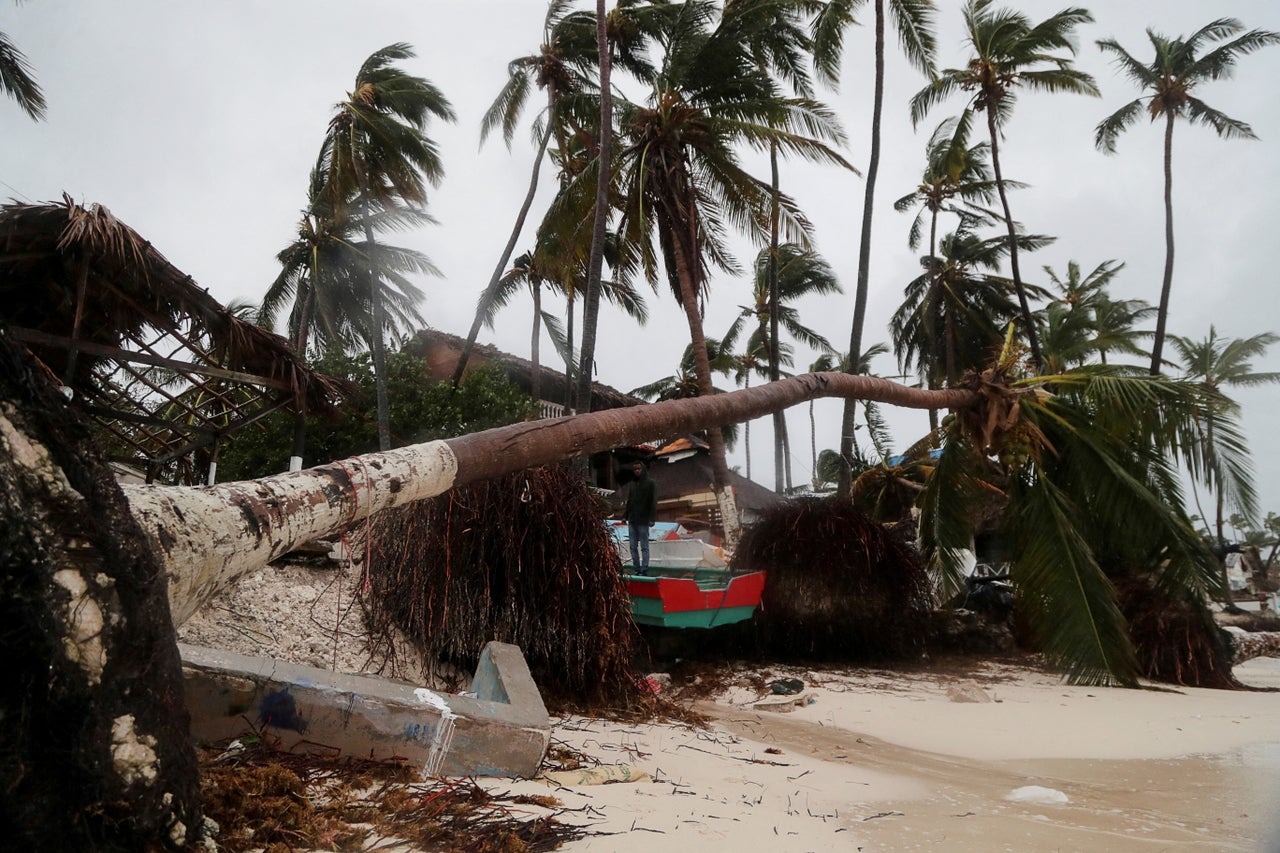 Un homme se tient au milieu des débris au bord de la mer lundi à Punta Cana, en République dominicaine.