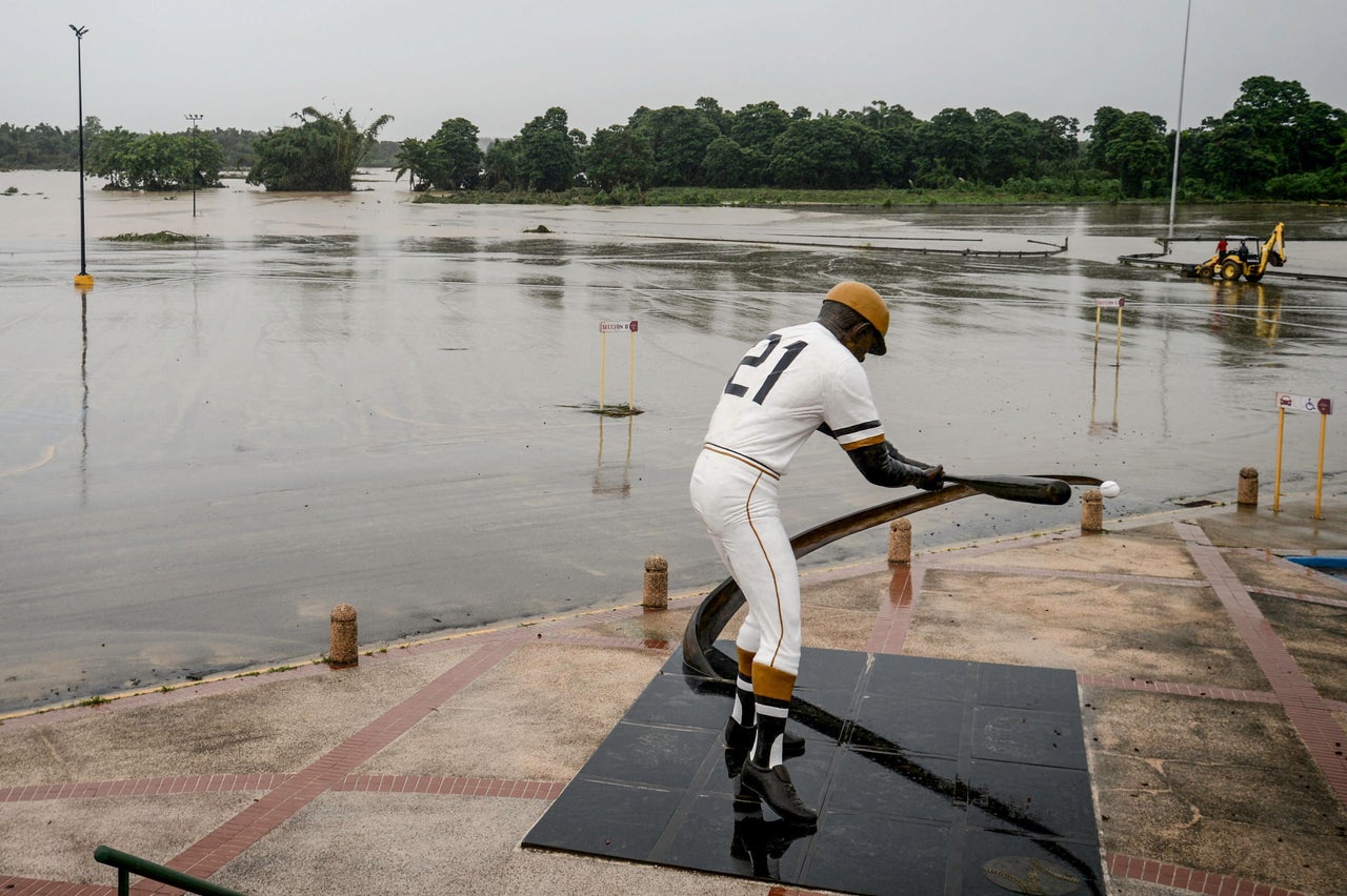 Une aire de stationnement est vue inondée à l'extérieur du stade Roberto Clemente lundi à Salinas, Porto Rico.