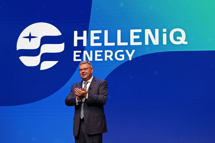 Ο Διευθύνων Σύμβουλος της «HELLENiQ ENERGY», Ανδρέας Σιάμισης, προχώρησε στα αποκαλυπτήρια της νέας εταιρικής ταυτότητας, δηλώνοντας: «Σχεδιάζουμε και υλοποιούμε ένα μέλλον πιο καθαρό και βιώσιμο για όλους. Γι’ αυτό, καθώς η αγορά ενέργειας αλλάζει, αλλάζουμε κι εμείς για να προωθήσουμε πιο καθαρές μορφές ενέργειας.»