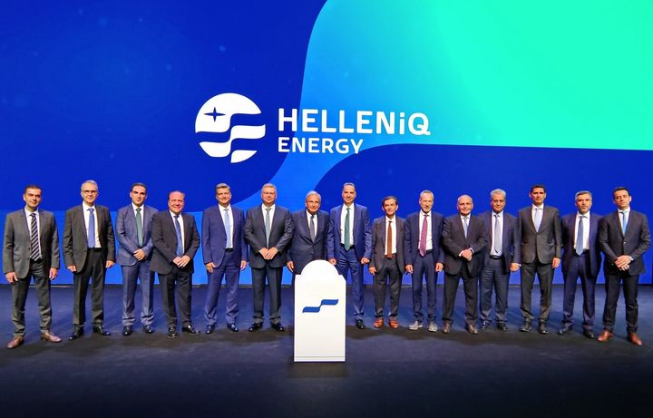 Στο μέσον ο Πρόεδρος του ΔΣ κ. Γιάννης Παπαθανασίου και ο CEO κ. Ανδρέας Σιάμισιης, πλαισιωμένοι από τη Διοικητική ομάδα της HELLENiQ ENERGY.