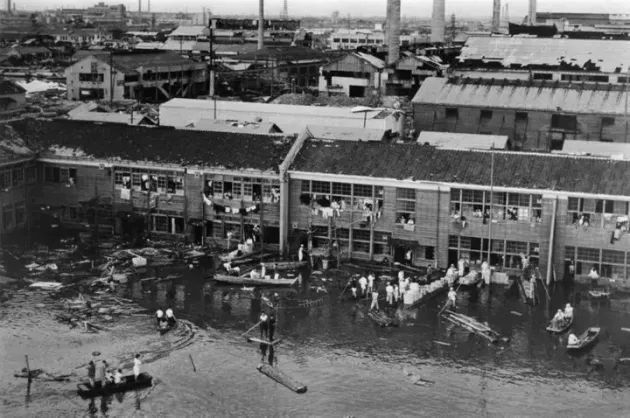 伊勢湾台風の影響で床上浸水した名古屋市内の小学校（愛知県名古屋市）［米空軍提供］