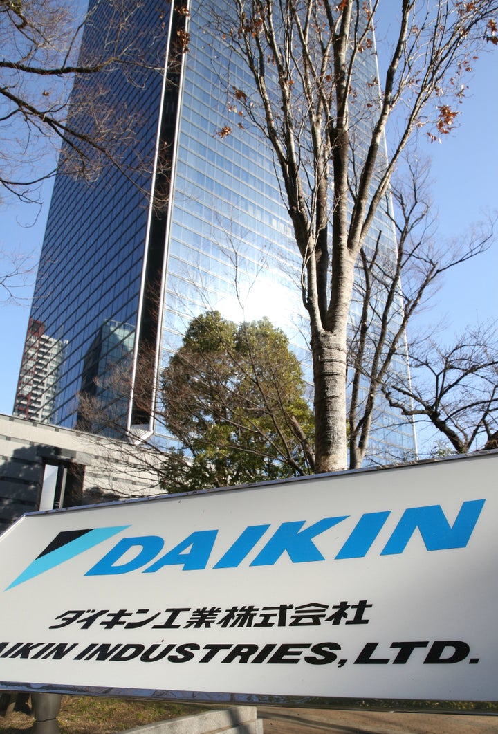 ダイキン工業株式会社の本社が入る梅田センタービル(後方)と看板=大阪市北区