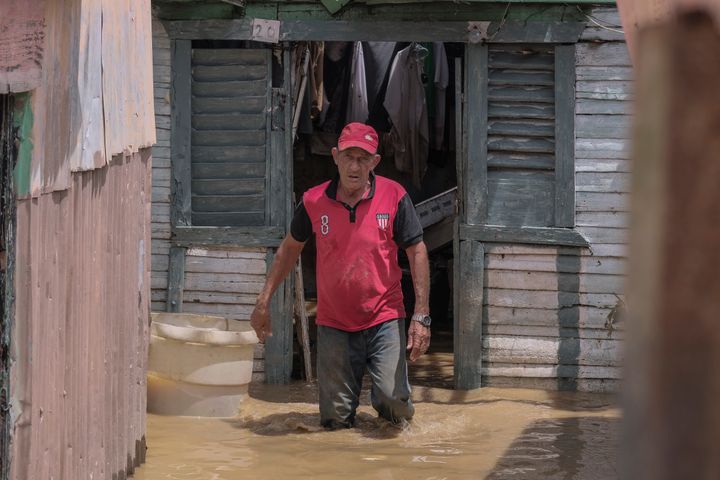 निकासियो गिल 20 सितंबर, 2022 को डोमिनिकन गणराज्य के हिगुए के लॉस सोतोस ​​पड़ोस में तूफान फियोना के गुजरने के बाद सूजी हुई ड्यूई नदी द्वारा छोड़े गए स्थिर पानी से चलता है।