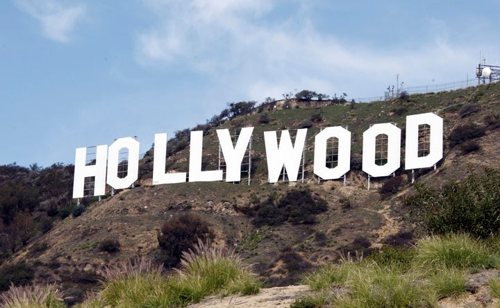 Η διάσημη πινακίδα «Hollywood» στέκεται κοντά στην κορυφή του φαραγγιού Μπίτσγουντ (Beachwood Canyon), δίπλα στο πάρκο Γκρίφιθ, στην περιοχή Χόλιγουντ Χιλς, στο Λος Άντζελες.