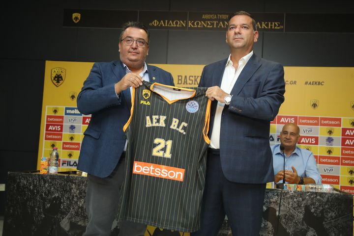 Ο Managing Director της AEK BC, Παναγιώτης Τριαντόπουλος (αριστερά) και ο Managing Director της Betsson Greece, Θάνος Μαρίνος.