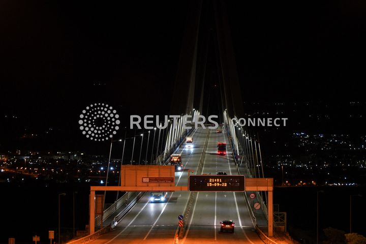 Η γέφυρα Ρίου-Αντιρρίου μετά τη μείωση του φωτισμού για εξοικονόμηση ενέργειας λόγω της εισβολής της Ρωσίας στην Ουκρανία, κοντά στην Πάτρα, Ελλάδα, 15 Σεπτεμβρίου 2022. REUTERS/Vassilis Triantafyllou