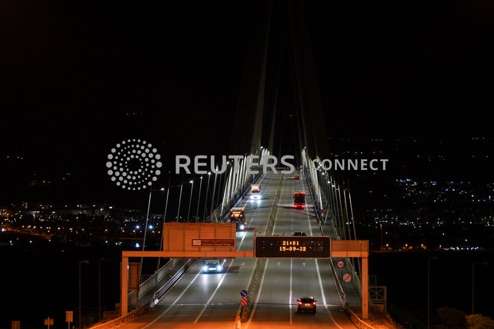 Η γέφυρα Ρίου-Αντιρρίου μετά τη μείωση του φωτισμού για εξοικονόμηση ενέργειας λόγω της εισβολής της Ρωσίας στην Ουκρανία, κοντά στην Πάτρα, Ελλάδα, 15 Σεπτεμβρίου 2022. REUTERS/Vassilis Triantafyllou