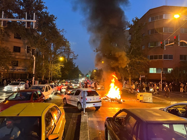 Μια αστυνομική μοτοσικλέτα καίγεται κατά τη διάρκεια διαμαρτυρίας για τον θάνατο της Mahsa Amini, μιας γυναίκας που πέθανε αφού συνελήφθη από την «αστυνομία ηθικής» της Ισλαμικής Δημοκρατίας, στην Τεχεράνη, Ιράν, στις 19 Σεπτεμβρίου 2022.