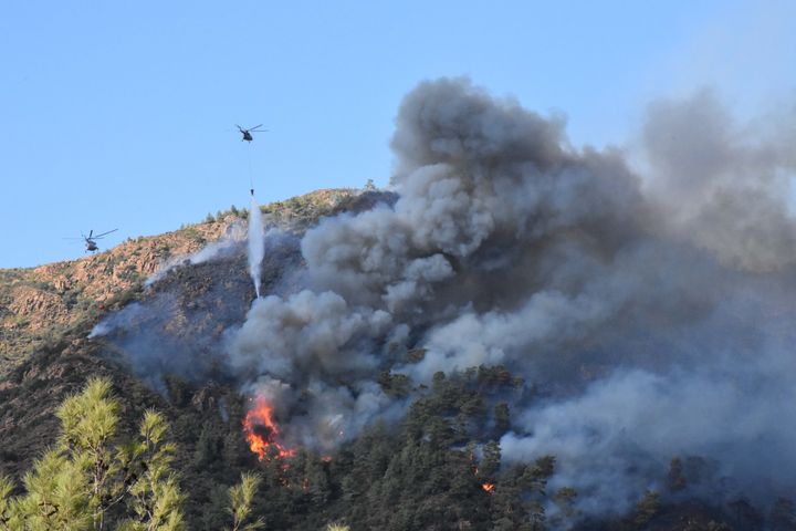 Ελικόπτερα επεμβαίνουν για να ελέγξουν μια πυρκαγιά σε δάσος στη νότια Τουρκία, κοντά στη Μαρμαρίδα της επαρχίας Μούγλων στις 21 Σεπτεμβρίου 2022.