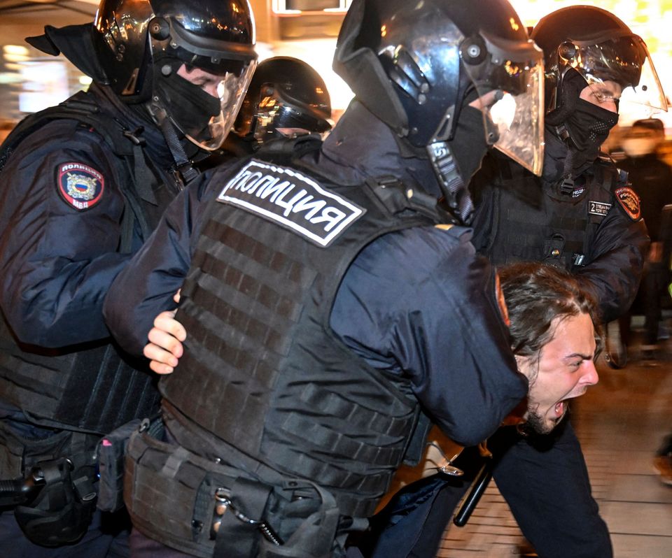 Un hombre, llevado a la fuerza por varios policías por manifestarse en Moscú