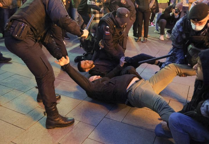 Ρώσοι αστυνομικοί συλλαμβάνουν διαδηλωτές κατά τη διάρκεια μιας μη εγκεκριμένης συγκέντρωσης, αφού ακτιβιστές της αντιπολίτευσης κάλεσαν σε διαδηλώσεις στους δρόμους ενάντια στην επιστράτευση των εφέδρων με εντολή του Προέδρου Βλαντιμίρ Πούτιν, στη Μόσχα, Ρωσία, στις 21 Σεπτεμβρίου 2022.