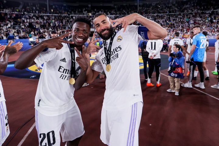 Vinicius y Benzema celebran el título del Real Madrid en la Supercopa de Europa de este verano