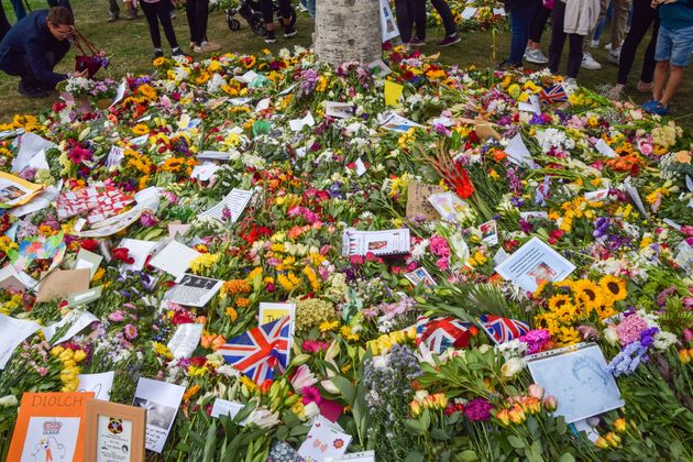 エリザベス女王へ手向けられた花束＝2022年9月18日、イギリス・ロンドン 