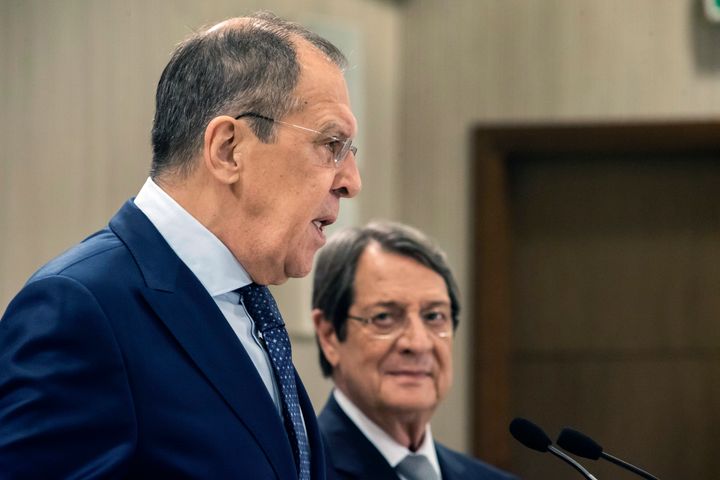 Ο Ρώσος υπουργός Εξωτερικών Σεργκέι Λαβρόφ, αριστερά, ομιλεί καθώς ο Κύπριος Πρόεδρος Νίκος Αναστασιάδης κοιτάζει lλοξά...πριν από τη συνάντησή τους στο προεδρικό μέγαρο στη Λευκωσία. - Κύπρος, Τρίτη 8 Σεπτεμβρίου 2020. Ο Λαβρόφ πραγματοποιούσε τότε επίσημη επίσκεψη στην Κύπρο εν μέσω αυξημένης έντασης με ευθύνη της Τουρκίας, για τυχόν ενεργειακούς πόρους στα ύδατα της ανατολικής Μεσογείου όπου η Ελλάδα και η Κύπρος προβάλουν αποκλειστικά οικονομικά δικαιώματα σε συγκεκριμένες θαλάσσιες ζώνες. (Iakovos Hadjistavrou/Pool Photo via AP)