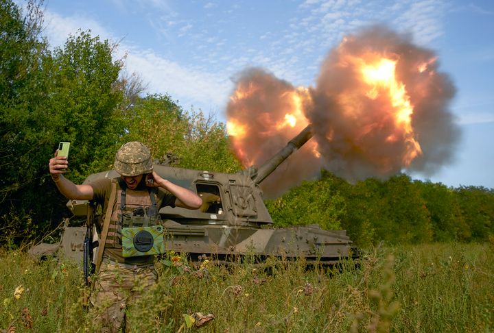 Un soldado ucraniano se toma un selfie mientras dispara un sistema de artillería en el frente de la región de Donetsk, el pasado 3 de septiembre. 