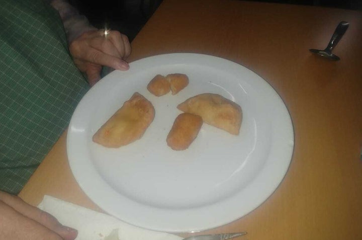 Comida a los ancianos en la Residencia Peñuelas de Madrid.