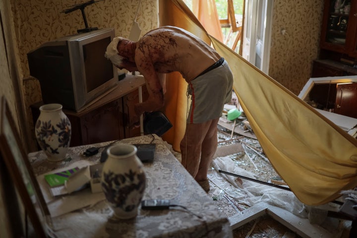 Volodimir, un hombre de 66 años herido en el fuego cruzado, limpia su apartamento destrozado en Kramatorsk, Donetsk, el pasado 7 de julio.