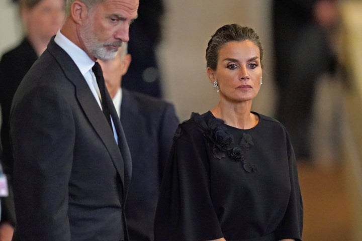 La reina Letizia visitando la capilla ardiente de Isabel II