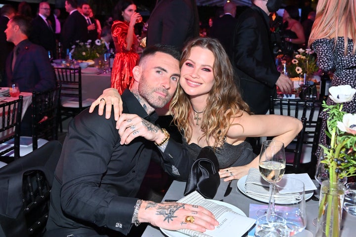 Adam Levine y Behati Prinsloo en una fiesta en noviembre de 2021.