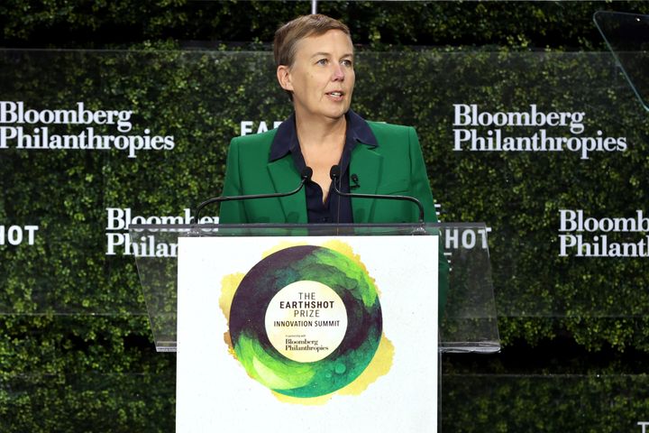 अर्थशॉट पुरस्कार के सीईओ हन्ना जोन्स, द अर्थशॉट पुरस्कार नवाचार शिखर सम्मेलन के दौरान मंच पर बोलते हैं।  शिखर सम्मेलन की सह-मेजबानी ब्लूमबर्ग परोपकार द्वारा की गई थी।