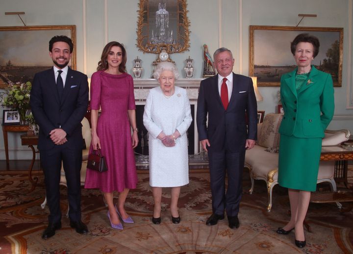 क्वीन एलिजाबेथ द्वितीय, जॉर्डन के क्राउन प्रिंस हुसैन, क्वीन रानिया और किंग अब्दुल्ला द्वितीय, और राजकुमारी ऐनी 2019 में बकिंघम पैलेस में एक निजी दर्शकों के दौरान।