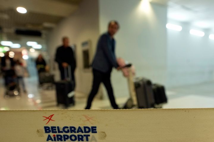 Eπιβάτες περνούν από το κτίριο του αεροδρομίου στο Βελιγράδι, Σερβία, Τετάρτη, Σεπτ. 21, 2022. Μεγάλος αριθμός Ρώσων έσπευσαν να κλείσουν εισιτήρια απλής μετάβασης έξω από τη χώρα, ενώ μπορούσαν ακόμα, αφού ο Ρώσος πρόεδρος Βλαντιμίρ Πούτιν ανακοίνωσε μερική κινητοποίηση στρατιωτικών εφέδρων για τον πόλεμο στην Ουκρανία.