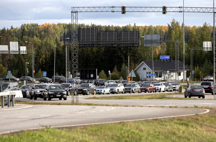 Aυτοκίνητα σχηματίζουν ουρά για να περάσουν τα σύνορα από τη Ρωσία προς τη Φινλανδία στο συνοριακό σημείο ελέγχου Nuijamaa στη Lappeenranta της Φινλανδίας, 22 Σεπτεμβρίου 2022. L