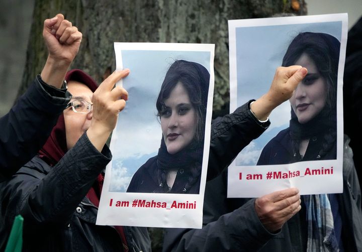 Εξόριστες Ιρανές διαδηλώνουν έξω από την πρεσβεία του Ιράν στο Βερολίνο για το θάνατο της Μάσχα Αμινί