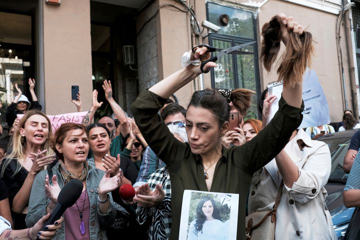 Η Nasibe Samsaei, που ζει στην Τουρκία κόβει τα μαλλιά της σε ένδειξη διαμαρτυρίας για το θάνατο της 22χρονης Μάχσα Αμινί