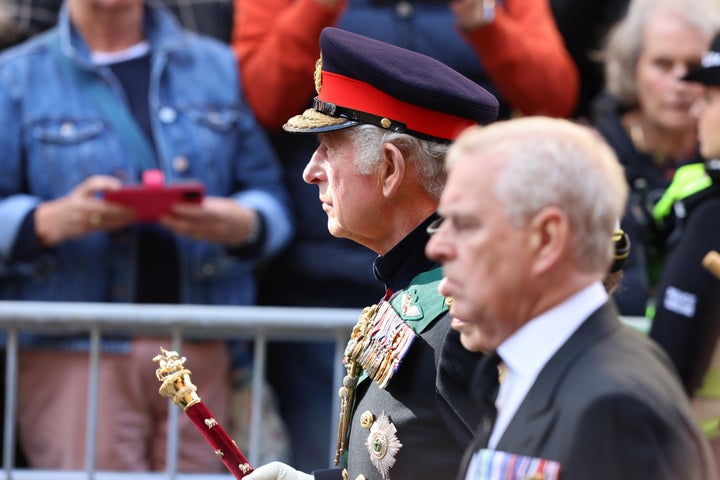Carlos III junto al príncipe Andrés en el funeral de Isabel II.