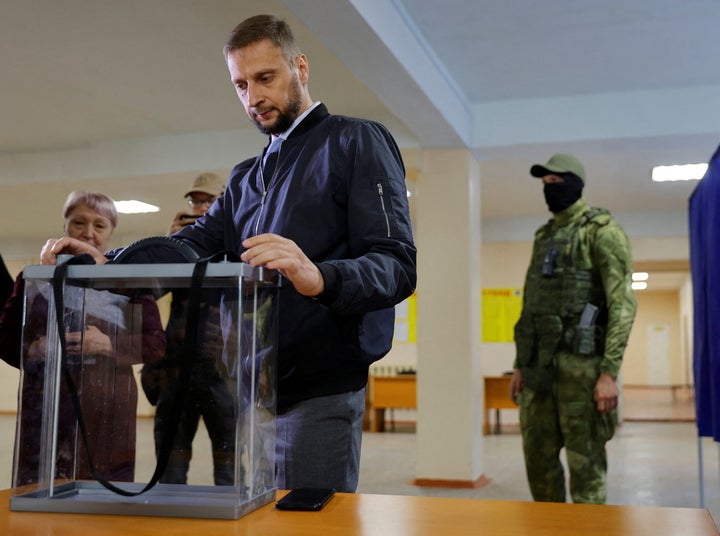 Στις κάλπες, υπό το βλέμμα Ρώσων ή Ρωσόφωνων μασκοφόρων - ενόπλων...Ο επικεφαλής της κεντρικής εκλογικής επιτροπής της αυτοαποκαλούμενης «Λαϊκής δημοκρατίας του Ντόνετσκ», Βλαντιμίρ Βισότσκι, επισκέπτεται ένα εκλογικό τμήμα ενόψει του προγραμματισμένου «δημοψηφίσματος» που επέβαλε η Ρωσία μετά την εισβολή στην Ουκρανία, με στόχο την προσάρτηση της «Λαϊκής Δημοκρατίας του Ντόνετσκ». Ντόνετσκ, Ουκρανία, στις 22 Σεπτεμβρίου 2022. REUTERS/Alexander Ermochenko