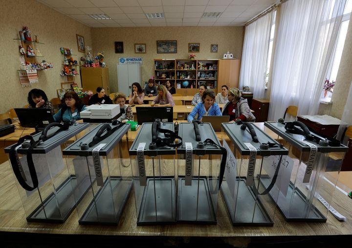 Μέλη της τοπικής «εκλογικής επιτροπής» συγκεντρώνονται σε ένα «εκλογικό τμήμα» πριν από το προγραμματισμένο δημοψήφισμα για την ένωση της αυτοαποκαλούμενης «Λαϊκής δημοκρατίας του Ντόνετσκ» που θέλει να επιβάλει η Ρωσία, στο Ντόνετσκ της Ουκρανίας στις 22 Σεπτεμβρίου 2022. REUTERS/Alexander Ermochenko