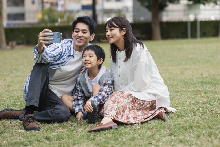 妙子（木村文乃さん）は、再婚した夫・二郎（永山絢斗さん）と、元夫との間に生まれた息子・敬太と、3人で集合住宅に住んでいる。