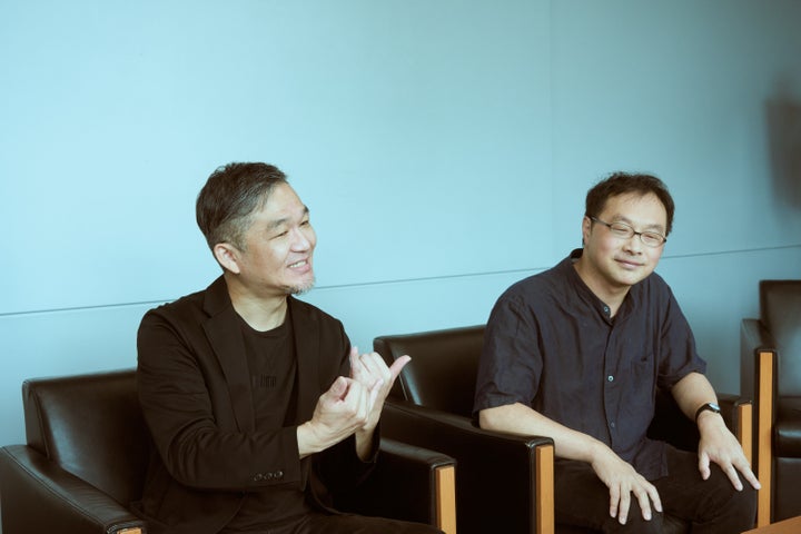 インタビューに答える砂田アトムさん(左)と深田晃司さん(右)