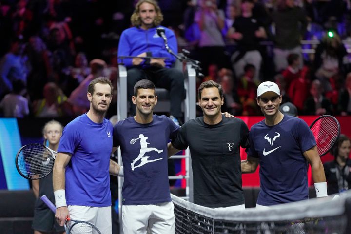 Από αριστερά, ο Βρετανός Andy Murray, ο Σέρβος Novak Djokovic, ο Ελβετός Roger Federer και ο Ισπανός Rafael Nadal σε μια σπάνια, κοινή προπόνηση ενόψει του τουρνουά τένις Laver Cup στο Λονδίνο, Πέμπτη 22 Σεπτεμβρίου 2022. (AP Photo/Kin Cheung)