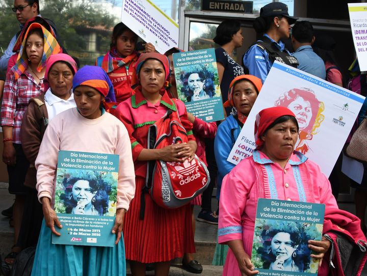 Mujeres de la comunidad Lenca recuerdan a la activista hondureña Berta Cáceres, en el segundo aniversario de su asesinato, el 2 de marzo de 2018. 