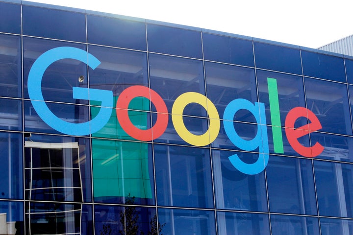 ARCHIVO - En esta imagen del 24 de septiembre de 2019, el nombre de Google se ve en un edificio de su recinto en Mountain View, California. (AP Foto/Jeff Chiu, Archivo)