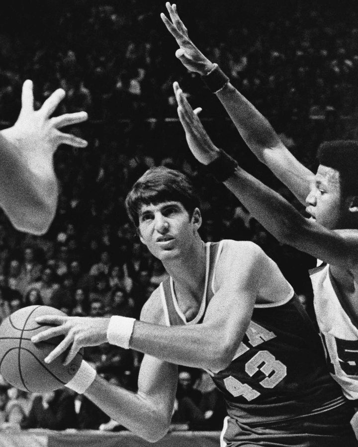 UCLA's Greg Lee plays in a 1973 game against Notre Dame.