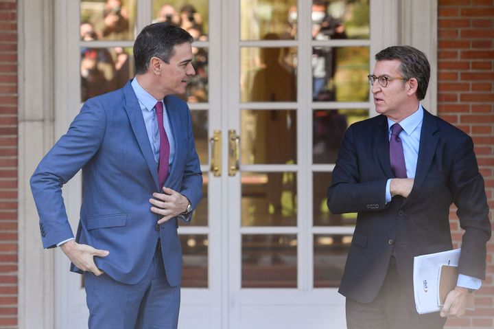 El presidente del Gobierno, Pedro Sánchez, y Alberto Núñez Feijóo, presidente del PP, durante su encuentro en La Moncloa el pasado mes de abril.