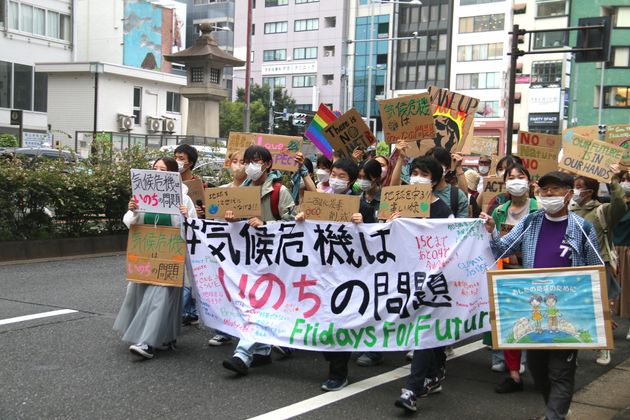 気候危機対策の強化を訴えてデモ行進をする参加者=2022年9月23日、東京都渋谷区