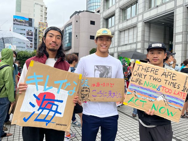 普段はアパレルブランド「パタゴニア」の渋谷店で働いているという3人。中央の男性は「声を上げることによって偏見の目を向けられることもあるかもしれないが、それでも声を上げ続けたい。何かが変わっていく大きな一歩にもなるかもしれないから」とデモに参加した理由を話した=2022年9月23日、東京都渋谷区