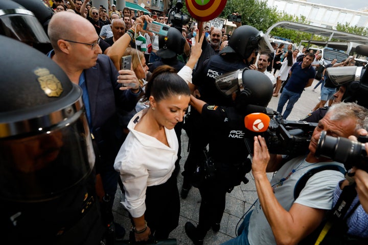 Macarena Olona ha su llegada a la Universidad de Murcia.